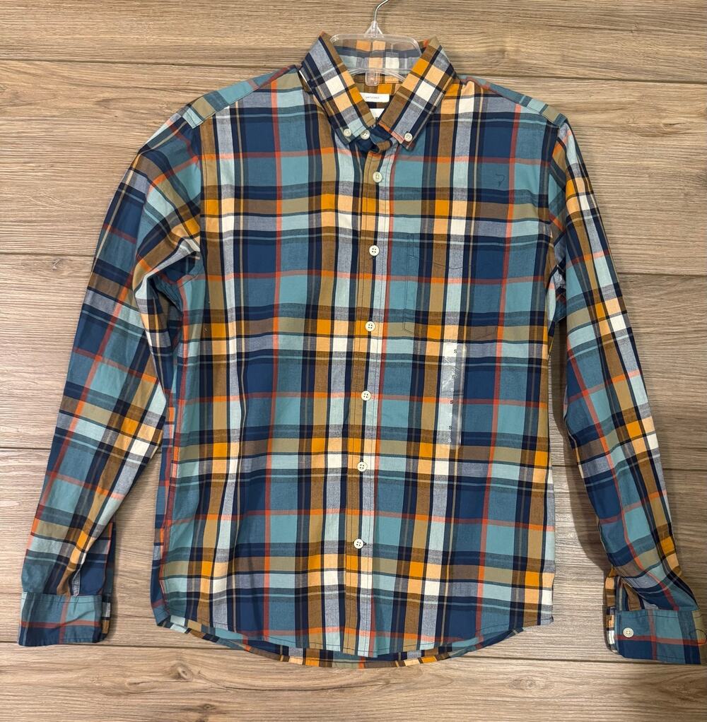 Gap Men’s Button Down untucked Size Small NWT 
Bin M23